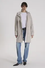 Campera color gris con capucha, cordón ajustable en la cintura y cierre con botones a presión.