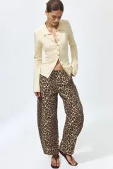 Pantalón tobillero en denim de algodón con estampado de leopardo, cintura elástica y bolsillos al bies. Modelo de corte holgado con piernas barrel y costuras laterales avanzadas.