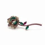 Broche en forma de rosa con tallo, decorado con strass multicolor y cristales en tonos verde y fucsia.