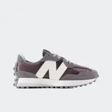 Championes New Balance modelo 327, con capellada en tonos gris oscuro y marrón, logo 'N' lateral en blanco y entresuela blanca. Suela exterior de goma con tacos prominentes.