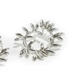 Aros plateados con forma circular y diseño de hojas.