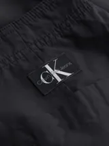 Pantalón chino negro de corte recto y holgado, con cintura plisada, bragueta con cremallera y botón, bolsillos laterales y traseros de ojal.