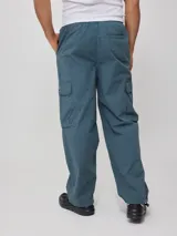 Pantalón cargo negro de corte holgado, confeccionado en algodón.