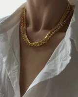 Collar dorado de acero quirúrgico hipoalergénico con cadena tipo espiga.