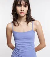 Vestido corto color rosado, de escote recto, con breteles finos y confeccionado en algodón con elastano.