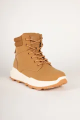 Borcegos deportivos de caña media, color negro, con cordones al tono y suela de plataforma gris con relieve antideslizante.