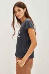 Remera de algodón color gris oscuro con cuello redondo y mangas cortas. Presenta un estampado frontal con motivos celestiales de sol, luna y nubes, con detalles de lentejuelas y la inscripción 'Claire de Lune'.