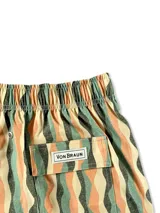 Short de baño color gris con estampado de palmeras, cintura elástica con cordón ajustable y tres bolsillos.