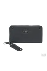 Billetera negra con cierre de cremallera y aplique metálico con forma de labios. Incluye llavero colgante con el logo de la marca.
