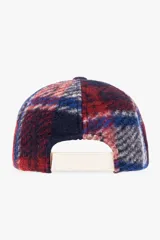 Gorra de béisbol con estampado a cuadros en tonos azul, rojo y blanco. Presenta el logo de la marca bordado en el frente.