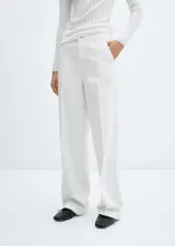 Jeans de corte recto y tiro medio, confeccionados en algodón. Presentan diseño de largo completo, trabillas para cinturón, dos bolsillos laterales y dos bolsillos de parche en la parte posterior, con cierre de cremallera y botón.