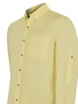 Camisa de manga larga de algodón orgánico color amarillo, con cuello abotonado, cierre frontal de botones, bolsillo en el pecho con logo bordado y mangas ajustables.