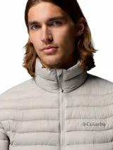 Campera híbrida Columbia con aislamiento térmico, diseño acolchado y paneles laterales elásticos. Cuenta con cierre frontal completo, cuello alto con protector de mentón y bolsillos laterales con cierre.