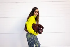Saco de tejido de punto grueso en color verde lima, con cuello alto tipo polera, diseño holgado y mangas largas.