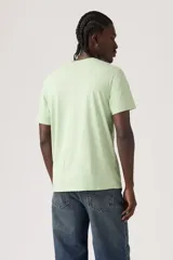 Remera Levi's modelo The Original Tee color verde claro, de manga corta y cuello redondo, con pequeño logo rojo bordado en el pecho.