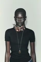 Pañuelo largo de satén con estampado de lunares grandes en color marrón y crema, con bordes decorados con una franja de lunares más pequeños y líneas a contraste.