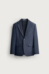Blazer regular fit azul marino confeccionado en tejido con elasticidad, con cuello de solapas de muesca, cierre frontal con botones y bolsillos con solapa en la cadera.