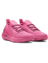 Championes Under Armour modelo W Shift, color rosa vibrante. Presentan una parte superior de tejido elástico transpirable, clip de TPU en el talón con el logo de la marca y entresuela de EVA acolchada para mayor comodidad.