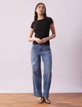 Remera negra de tejido acanalado, marca Cyrus, con escote a la base y manga corta.