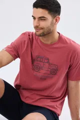 Remera Legacy de manga corta y cuello redondo, color azul melange, con estampa frontal y detalles bordados de un vehículo todoterreno acompañados por el texto "The Adventure Club".