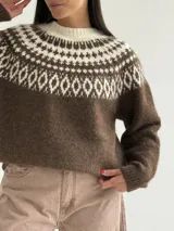 Sweater de cuello redondo con diseño de jacquard estilo nórdico en la parte superior, en tonos marrón chocolate y crema. Presenta mangas largas y puños y ruedo acanalados.