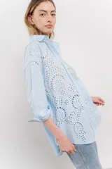 Camisa celeste de algodón liviano con bordado calado tipo broderie, manga larga con puño angosto y botones al frente.