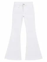 Jean de corte flare color blanco, tiro medio y diseño clásico con bolsillos delanteros y traseros.
