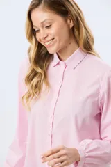 Camisa de manga larga con estampado de cuadros vichy en tono rosado, cuello camisero tradicional, cierre frontal con botones y frunces en los hombros.