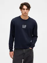 Remera de manga larga Gap en color azul marino, con cuello redondo y logo de la marca estampado en el centro del pecho.