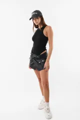 Body blanco de morley pesado, con escote deportivo y sin mangas.