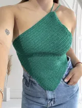 Top verde tejido al crochet con tirantes finos.