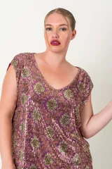 Blusa de fiesta con lentejuelas multicolores y escote en V.