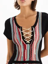 Vestido largo de punto negro con diseño jacquard multicolor en el frente y la espalda, mangas cortas y escote redondo con cordones entrecruzados.