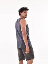 Musculosa blanca con estampado de una tabla de surf en la playa.