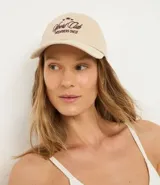 Gorra de béisbol color beige con visera curva y bordado frontal en color bordó que dice "Sport Club members only" y tres estrellas. Tiene cierre ajustable tipo strapback.