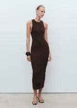 Vestido midi de punto color marrón, con diseño entallado, cuello halter y tirantes anchos sin mangas.