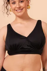 Top de bikini reductor negro, sin aro, con escote cruzado, breteles anchos regulables y broche en la espalda. Confeccionado con fibra LYCRA® XTRA LIFE™.
