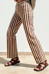 Pantalón de jean con estampado de rayas verticales marrones y blancas, de corte wide leg y tiro medio.