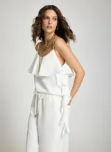 Blusa blanca de tirantes finos con volados en el escote y lateral, corte fluido.