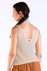 Musculosa sin mangas tejida en punto canalé con mezcla de viscosa e hilos metálicos Lurex, de color dorado. Presenta escote bote y calce cómodo al cuerpo.