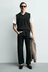 Mocasín de piel color negro con construcción desestructurada que permite usarlo como zapato destalonado. Cuenta con horma redonda, forro y plantilla de piel, y suela de goma VIBRAM®.