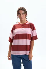 Remera de manga corta, corte boxy, con franjas horizontales en color rosa claro y bordó.