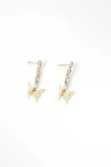 Par de caravanas colgantes doradas con forma de mariposa y detalle de strass.