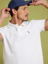 Remera polo salmón de corte regular, confeccionada en algodón. Presenta cuello clásico con botones y logo bordado en el pecho.