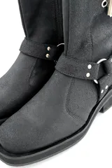 Bota biker negra de cuero, con caña corta y hebillas metálicas.