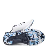 Championes de running Under Armour Charged Rogue 4, color blanco con detalles en azul marino y celeste, con diseño de malla transpirable y suela con amortiguación Charged Cushioning.