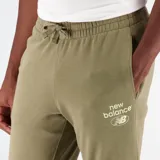 Pantalón de jogging color verde oliva, con cintura elástica ajustable con cordón, bolsillos laterales y logo de New Balance estampado en blanco en la pierna izquierda.