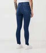 Pantalón skinny jeans azul oscuro con cintura alta, trabillas, cierre con botón y cremallera, bolsillos delanteros y traseros, y pespuntes en contraste. Confeccionado en tejido de jeans con 71% algodón, 26% poliéster y 3% elastano.