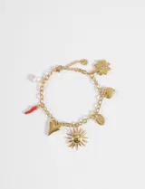 Pulsera de cadena de eslabones dorados con dijes colgantes variados: una perla, un ají rojo, un corazón, un sol, una caracola y una flor con un cristal central.