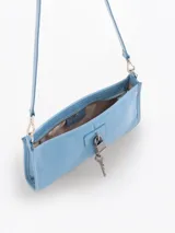 Mini bag de cuero vacuno color celeste con herraje metálico de candado y llave, y correa de hombro ajustable.